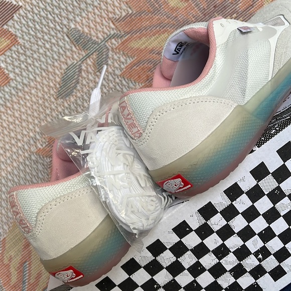 Vans WMNS Ave
White/Powder Pink
VN0A5JIB890
Sneakers - Picture 14 of 16